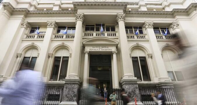 El Banco Central ofrece comprar dólares a $1.000 en una nueva estrategia para acumular reservas