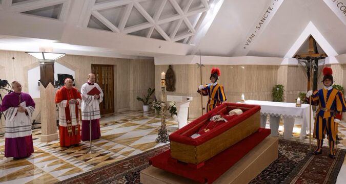 El funeral del papa Francisco será este sábado: su cuerpo será expuesto desde mañana en la basílica de San Pedro