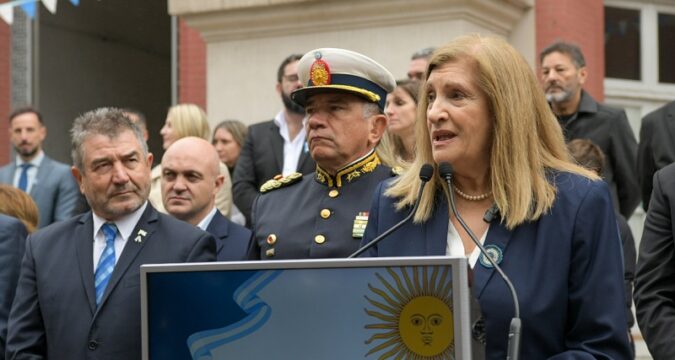 Conmemoración de la Revolución de Mayo en Paraná: Unidad y Patriotismo en el Desfile Cívico-Militar