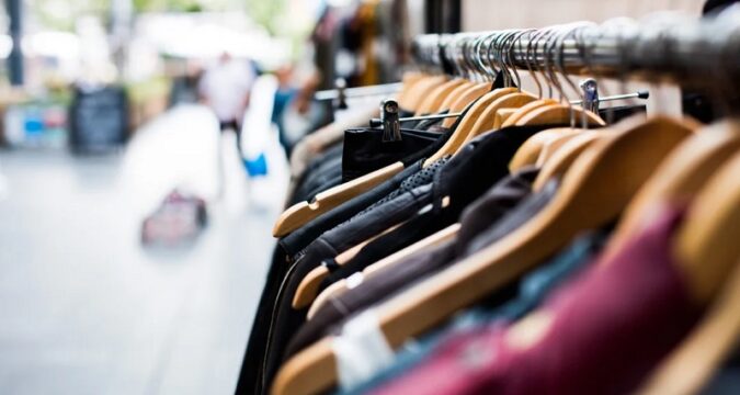 Las ventas minoristas crecieron 3,7% interanual en abril pero retrocedieron frente a marzo