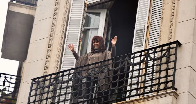 Cristina volvió a saludar a los militantes desde el balcón