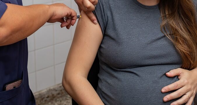 Salud insta a las embarazadas a vacunarse contra el Virus Sincicial Respiratorio