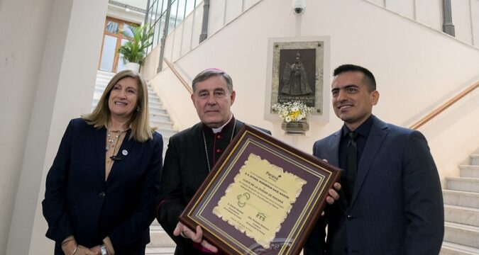 Rosario Romero entregó la Llave de la Ciudad al nuevo arzobispo Raúl Martín
