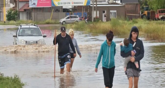 Milei recortó a la mitad los fondos de ayuda para Bahía Blanca tras arrasar allí en las elecciones