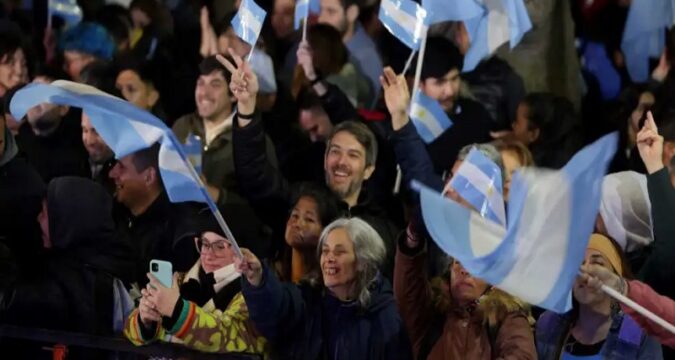 Amplio triunfo del peronismo por 14 puntos de diferencia: Fuerza Patria 47,25% y LLA 33,72%