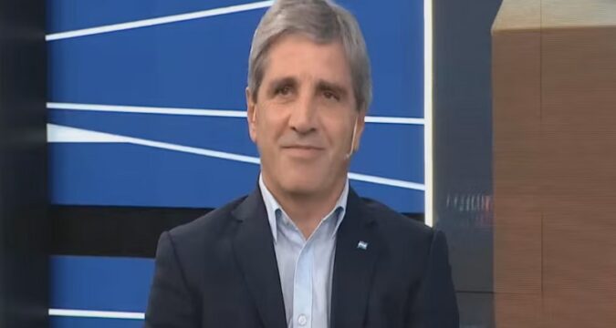 Caputo descartó la dolarización aunque la consideró una opción