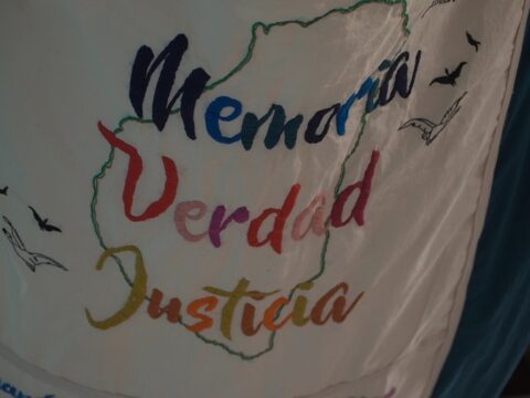 Presentaron en Paraná la «Bandera de la Memoria» con 317 nombres bordados
