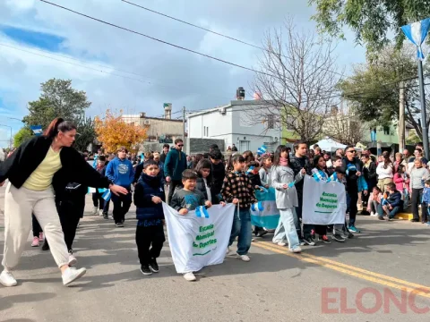 Multitudinario desfile patrio por el 25 de Mayo en barrio Aatra en Paraná
