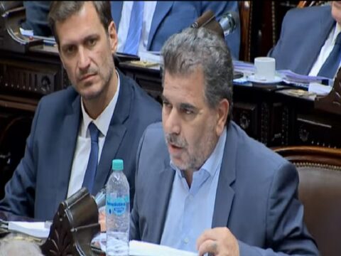 La oposición sigue negociando en Diputados para interpelar a Adorni