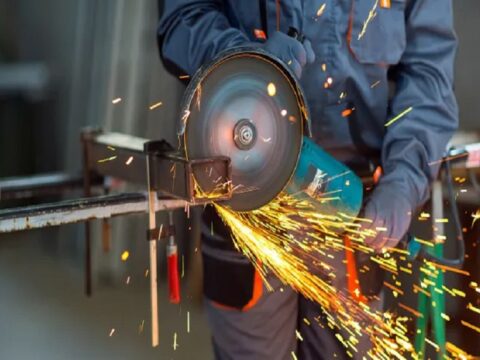 La industria lidera la pérdida de empleo privado y cae la cantidad de empresas en el país