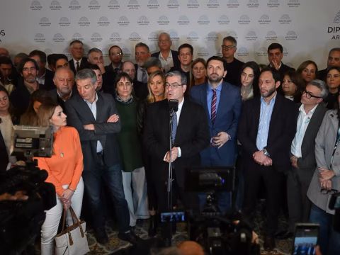 La oposición busca la derogación del CNU 70